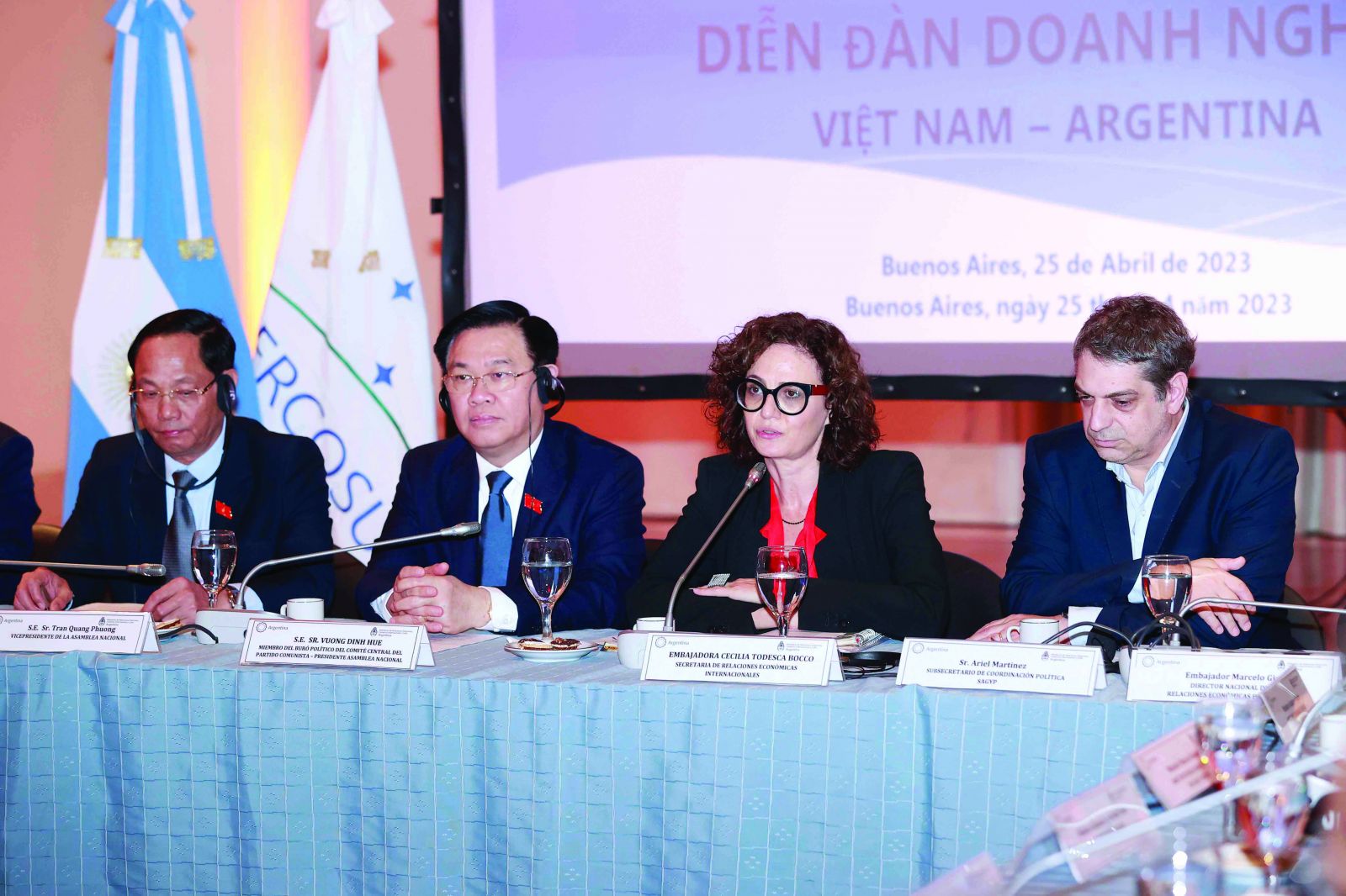 Chủ tịch Quốc hội Vương Đình Huệ và bà Quốc vụ khanh Bộ Ngoại giao Ngoại thương và Tôn giáo Cecilia Todesca Bocco tham dự Diễn đàn doanh nghiệp Việt Nam – Argentina ngày 26/4/2023.