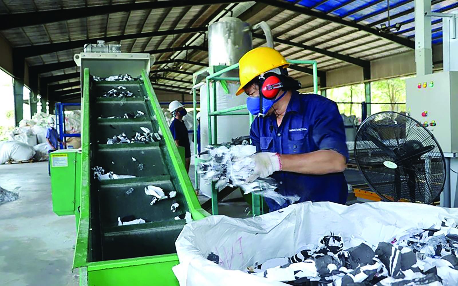 Rác thải nhựa được tái chế thành ván ép xuất khẩu tại Công ty Thanh Tùng 2, Đồng Nai.