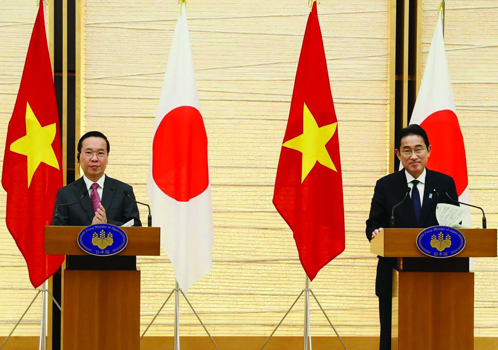  Chủ tịch nước Võ Văn Thưởng và Thủ tướng Nhật Bản Kishida Fumio gặp gỡ với báo chí để thông báo kết quả hội đàm giữa hai nước. Ảnh: TTX
