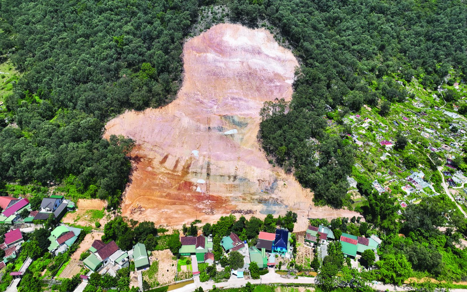  Nhiều hộ dân xã Hưng Thành, huyện Hưng Nguyên, tỉnh Nghệ An kêu cứu do lo sợ sạt lở đất xảy ra tại dự án xử lý sạt lở đồi Thô Lô – núi Thành.