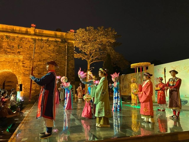  Các nghệ sĩ biểu diễn tại tour đêm Giải mã Hoàng thành Thăng Long.
