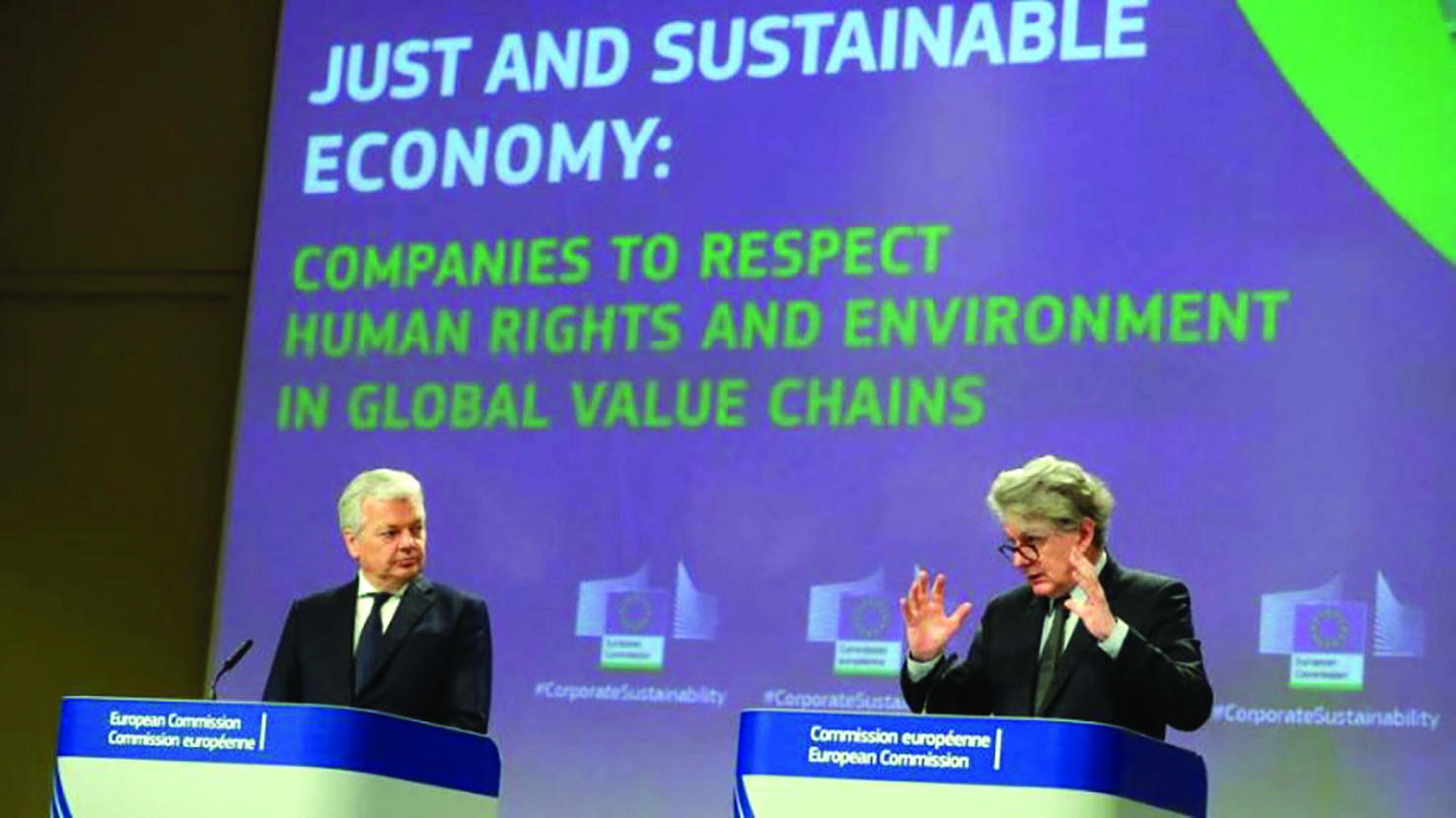  Cao ủy châu Âu về tư pháp, Didier Reynders (trái) và Cao ủy châu Âu về thị trường nội khối, Thierry Breton tại cuộc họp báo công bố Chỉ thị thẩm định tính bền vững doanh nghiệp. Ảnh: EPA