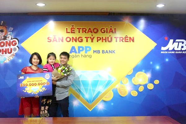 chị Nguyễn Thị Huế đến từ Hà Nội đã trở thành chủ nhân may mắn trúng giải “Ong nữ hoàng” 
