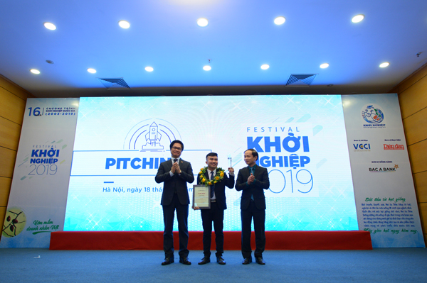 Tiến sĩ Vũ Tiến Lộc, Chủ tịch Phòng Thương mại Công nghiệp Việt Nam; Ông Ngô Văn Tuấn, Phó Trưởng ban Kinh tế Trung ương trao giải Nhất cho dự án.