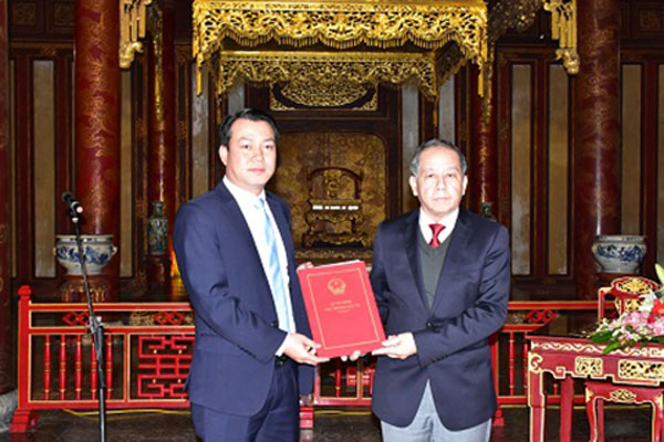 Chủ tịch UBND tỉnh Thừa Thiên - Huế Phan Ngọc Thọ (bên phải) trao Quyết định chủ trương đầu tư Dự án Khu liên hợp sản xuất, lắp ráp ô tô đầu tiên tại địa phương.