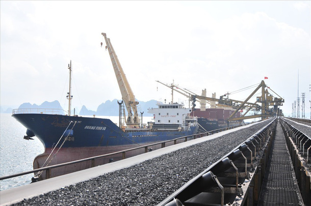 Việt Nam bắt đầu phải nhập khẩu than và số lượng ngày càng nhiều lên.