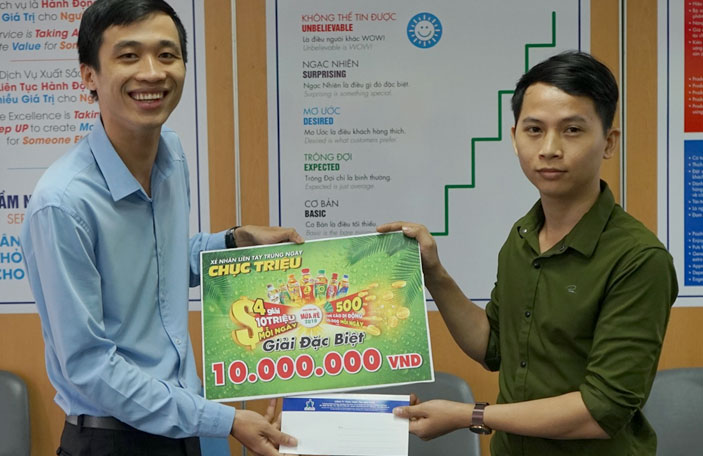  Khách hàng Phạm Xuân Hòa (Quảng Bình) nhận giải thưởng 10 triệu đồng tiền mặt