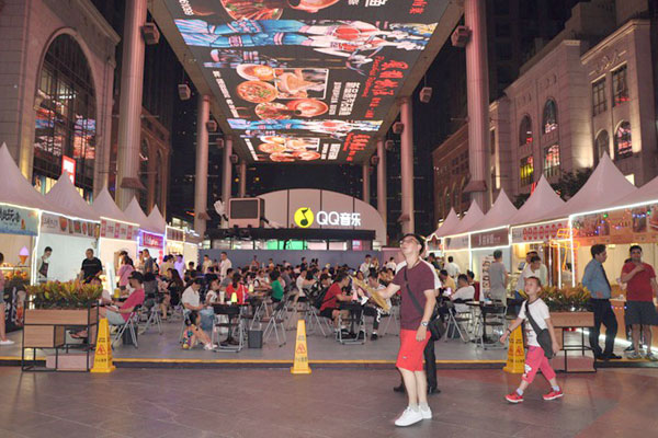 Phố đi bộ kết hợp ẩm thực, mua sắm - mô hình thường thấy của tiêu dùng ban đêm ở Trung Quốc.