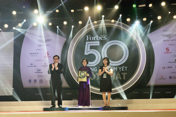 Bà Nguyễn Thị Ngọc Bích – Phó Tổng Giám đốc PV Power nhận Chứng nhận“Top 50 công ty niêm yết tốt nhất Việt Nam” năm 2019