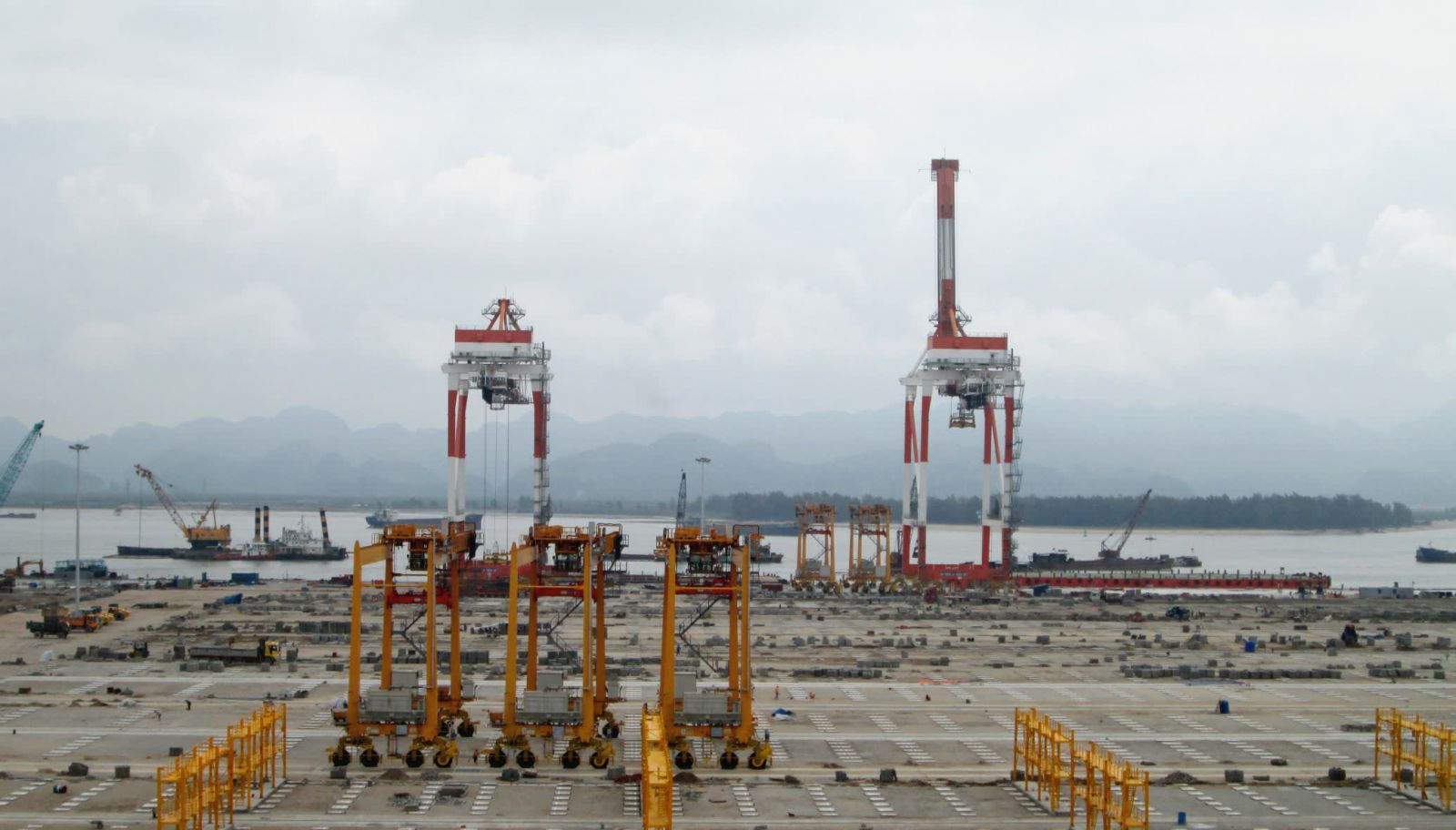 Hai cần cẩu bốc dỡ container tại cảng Lạch Huyện, Hải Phòng. Ảnh: Nikkei