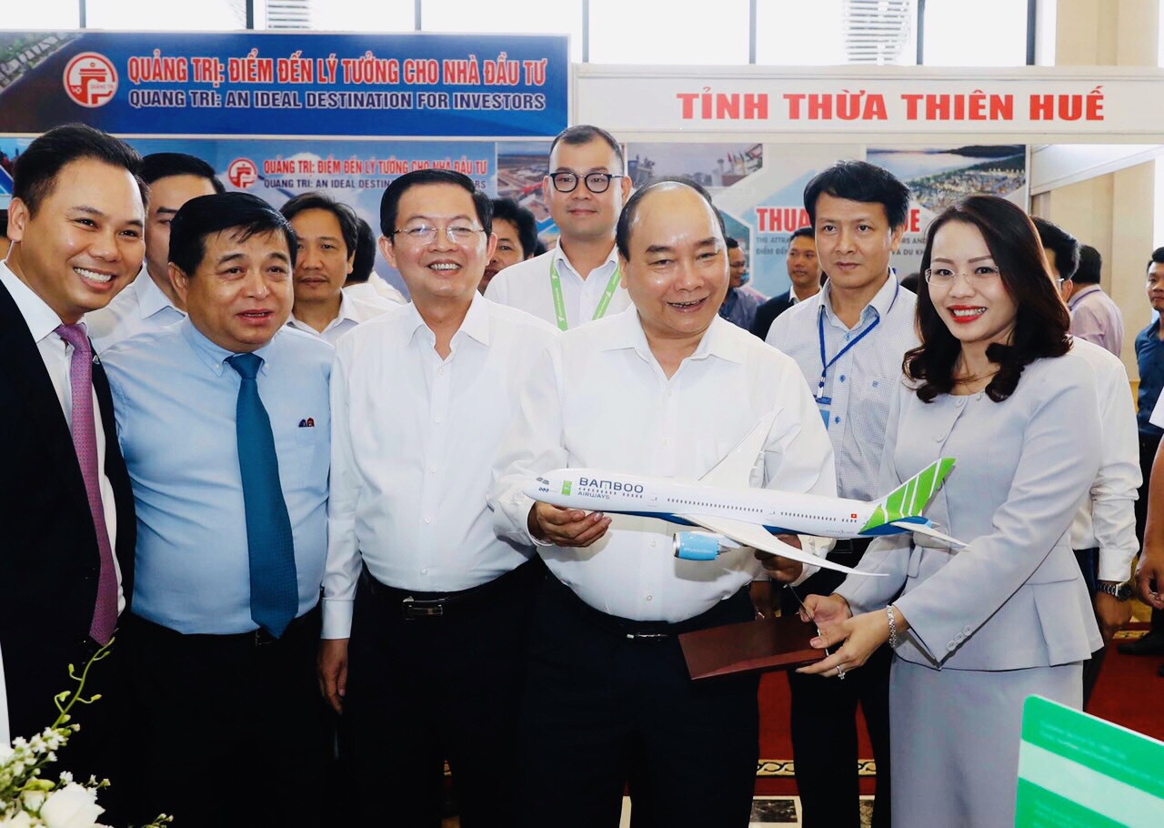Ảnh 1: Thủ tướng Chính phủ thăm gian hàng của hãng hàng không Bamboo Airways tại Hội nghị (Ảnh:TTX)
