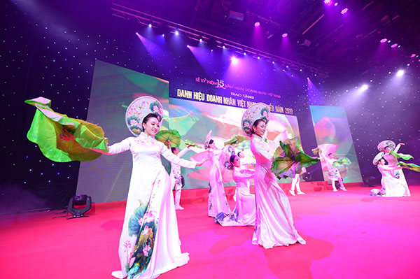 Tiết mục ca nhạc mở màn chương trình Trao tặng danh hiệu Doanh nhân Việt Nam tiêu biểu năm 2019.