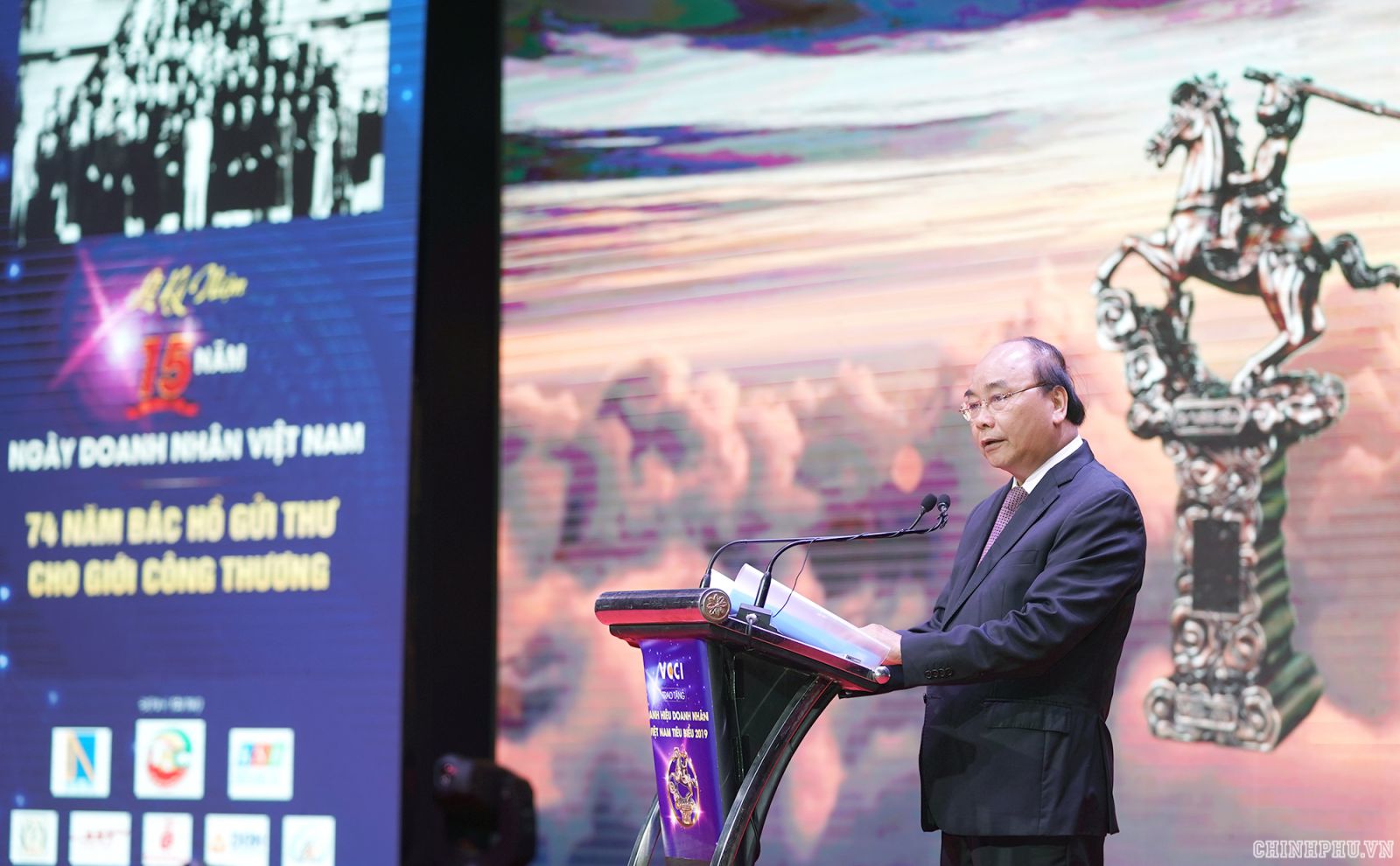 Thủ tướng Chính phủ Nguyễn Xuân Phúc phát biểu tại Lễ kỷ niệm Ngày Doanh nhân Việt Nam.