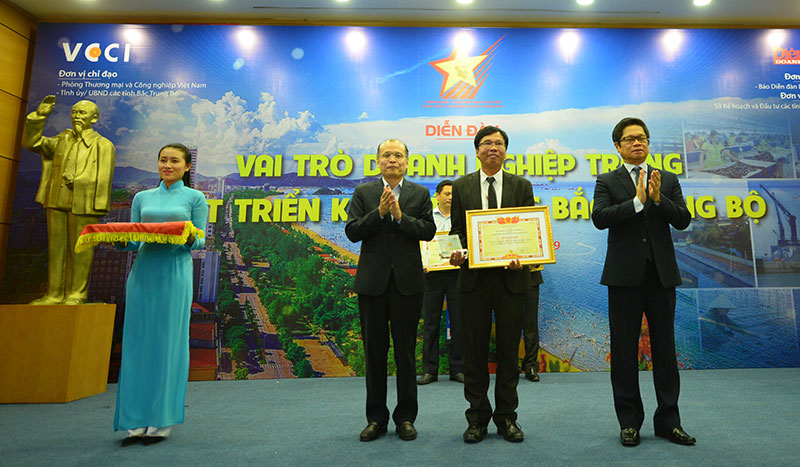 3.	Đại diện Công ty TNHH Du lịch và Thương mại Á Đôngnhận kỷ niệm chương và bằng khen