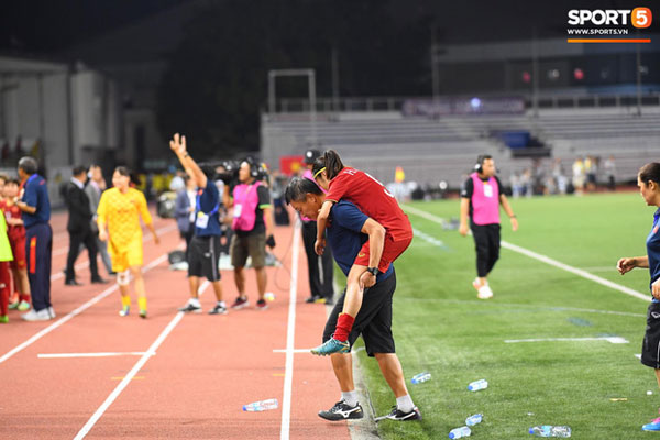 Trong khi các đồng đội ăn mừng thì Huỳnh Như lại phải nhờ một bác sĩ cõng ra khỏi sân.