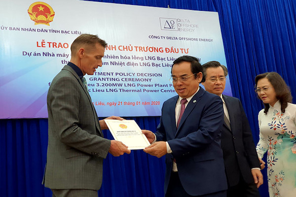 Chủ tịch UBND tỉnh Bạc Liêu Dương Thành Trung (thứ hai từ trái sang) trao chứng nhận cho nhà đầu tư.