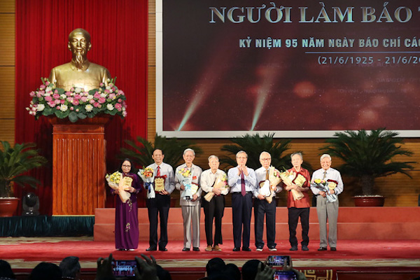 Thường trực Ban Bí thư Trần Quốc Vượng tặng kỷ niệm chương cho nhà báo lão thành tiêu biểu có nhiều đóng góp cho nền báo chí cách mạng Việt Nam (Nguồn ảnh: Tuổi trẻ).