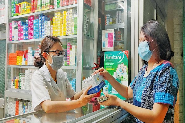 Nhân viên bán lẻ thuốc cần phải hướng dẫn người bệnh khai báo y tế nếu có các triệu chứng như: sốt, ho, khó thở