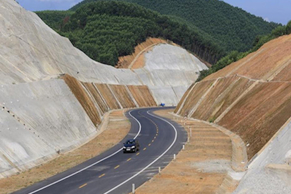 Cao tốc La Sơn - Tuý Loan nối vào cao tốc Bắc - Nam. Ảnh: Võ Thạnh
