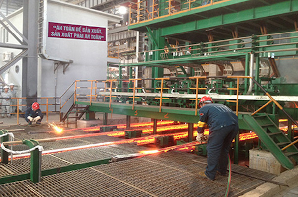 Công nhân Công ty TNHH Khoáng sản và luyện kim Việt – Trung cho ra lò phôi thép.