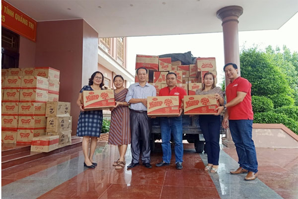 Richy trao quà tặng ủng hộ người dân tỉnh Quảng Trị bị lũ lụt