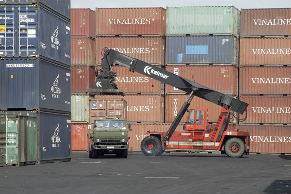 các hãng tàu container nước ngoài đang thu phụ phí THC (Phụ phí xếp dỡ tại cảng) cao nhưng chỉ trả lại cho cảng ở mức chỉ bằng 30% - 45% mức thu từ các khách hàng xuất nhập khẩu.