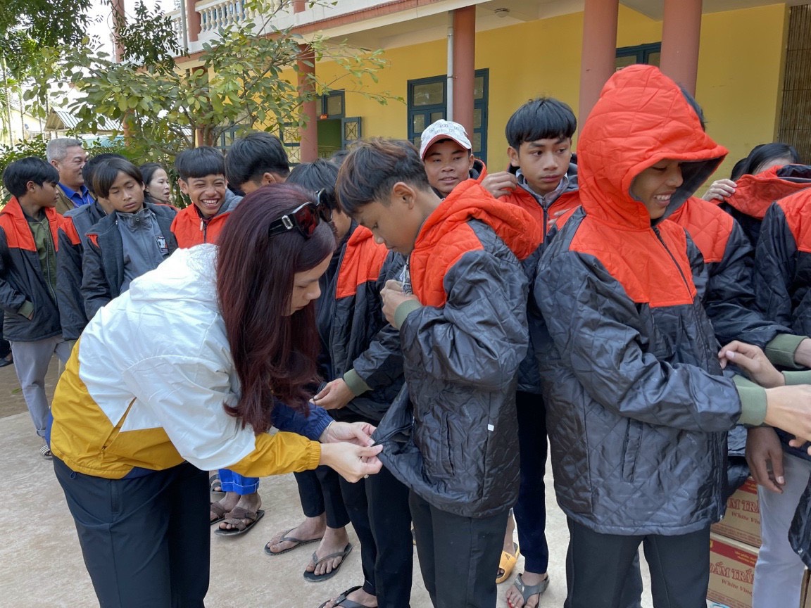 Doanh nhân Nguyễn Thị Tuyết trong một chuyến từ thiện.