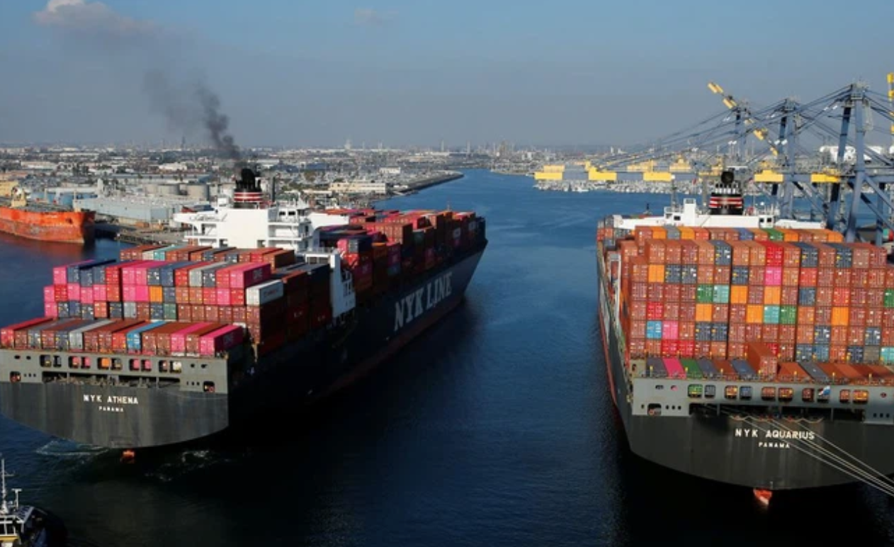 Lượng tàu hàng bị kẹt ở đây đang làm trầm trọng thêm tình trạng khan hiếm container trên khắp thế giới, đẩy giá cước vận tải từ châu Á và châu Âu sang Mỹ tăng vọt.