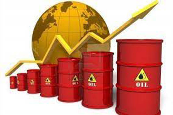 Các chuyên gia nhận định, giá xăng, dầu thế giới gần đây tuy có những ngày giảm nhưng xu hướng chung vẫn là tăng nhẹ.