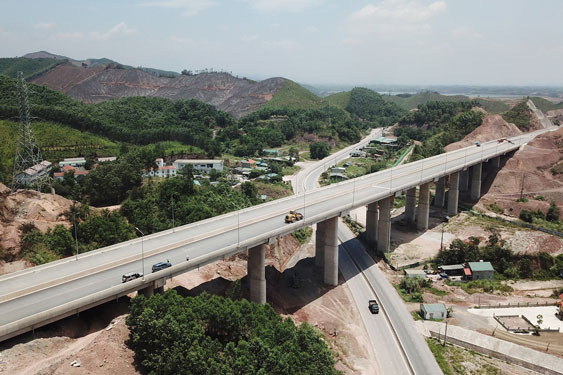 Đoạn tuyến Vân Đồn - Móng Cái hoàn thành sẽ góp phần hoàn thiện tuyến cao tốc từ Lào Cai - Hà Nội - Hải Phòng đến TP Móng Cái dài gần 200 km .Ảnh: TRỌNG ĐỨC