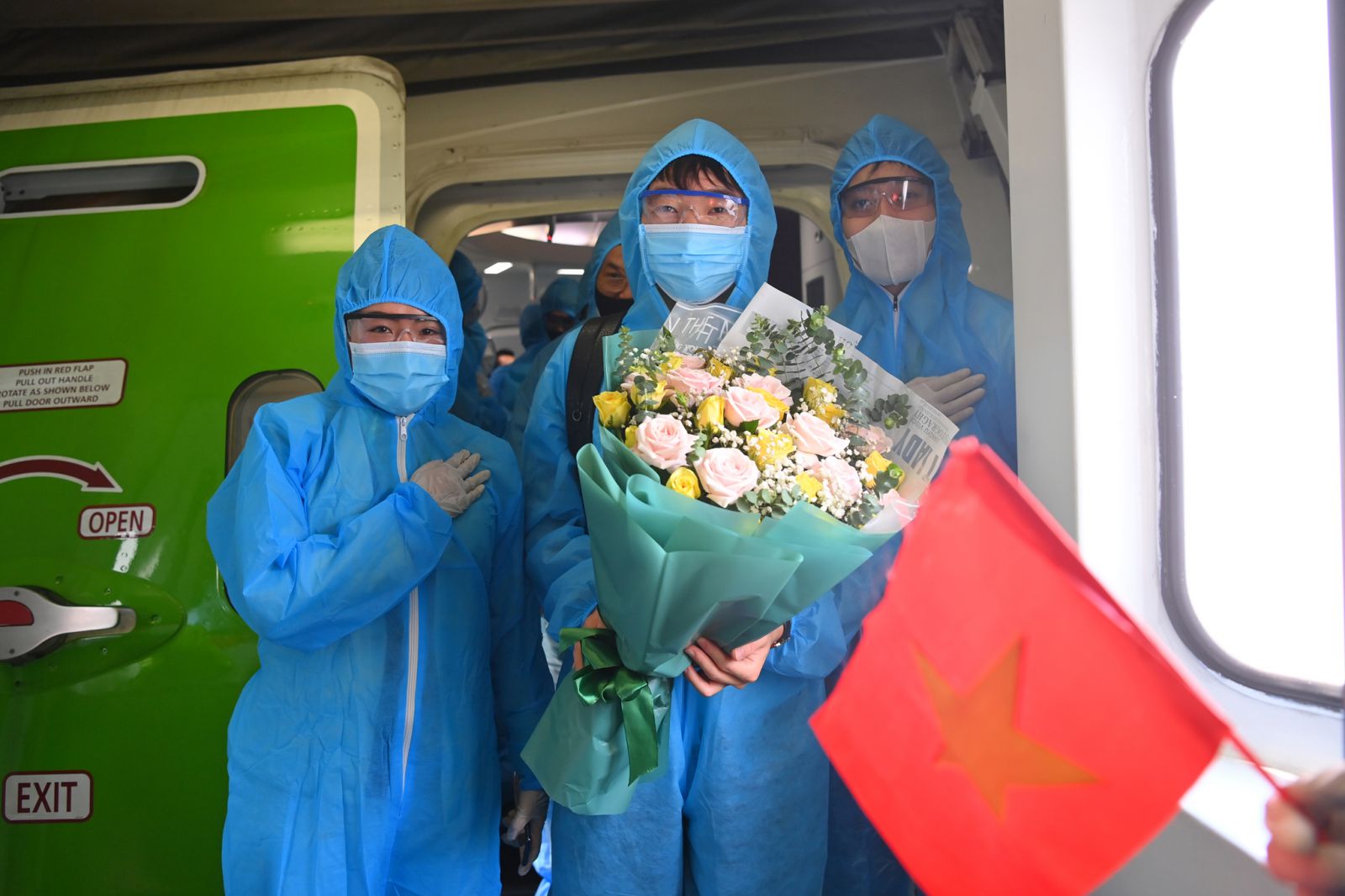 Ảnh 3: Đội phó Lương Xuân Trường nhận hoa và lời chúc từ đội ngũ Bamboo Airways. 
