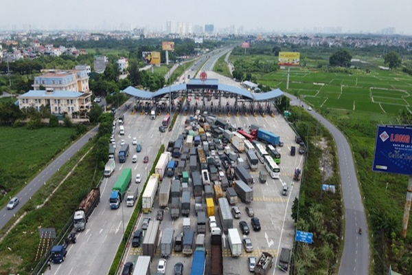Những ngày qua, tại các chốt kiểm soát xe ra vào thành phố Hà Nội, hàng nghìn ô tô chở hàng liên tục bị ách tắc.