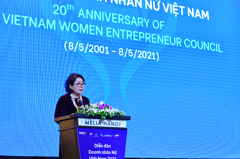 Bà Nguyễn Thi Tuyết Minh, Chủ tịch Hội đồng Doanh nhân nữ Việt Nam phát biểu.