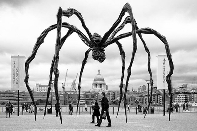 Bức tượng nhện khổng lồ của nghệ sĩ Louise Bourgeois được làm từ chất liệu đồng, thép không gỉ và đá cẩm thạch với chiều cao 9m, nằm bên ngoài khu trưng bày nghệ thuật Tate Modern ở thành phố London, Anh.