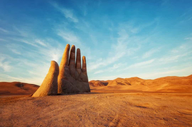 Tác phẩm điêu khắc bàn tay khổng lồ cao 11m trồi lên trên lớp cát vàng tại sa mạc Atacama ở Chile. Tác phẩm này có tên gọi Mano del Desierto, biểu tượng du lịch của vùng Antofagasta. "Bàn tay sa mạc" do nhà điêu khắc Mario Irarrazabal thiết kế và chính thức khánh thành vào ngày 28/3/1992.