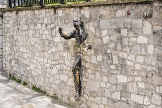 Bức tượng Le Passe-Muraille (Người đi xuyên tường). Tác phẩm điêu khắc này nằm ở khu phố Montmartre của Paris, Pháp. Tác phẩm dựa trên truyện ngắn "Người đi qua bức tường" (năm 1941) của nhà văn Pháp Marcel Aymé.