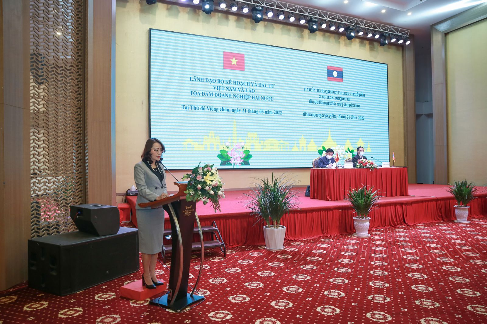 Ảnh 2: Bà Hương Trần Kiều Dung phát biểu tại Tọa đàm Doanh nghiệp Việt Nam - Lào