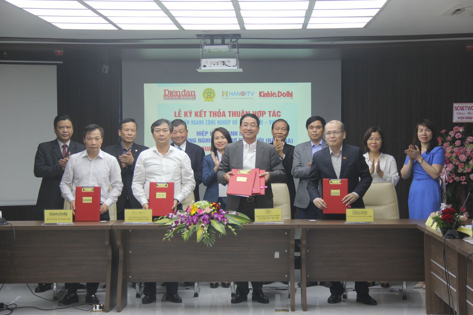 Ông Phạm Ngọc Tuấn (ngoài cùng bên phải) ký thỏa thuận hợp tác cùng Chủ tịch HANSIBA.