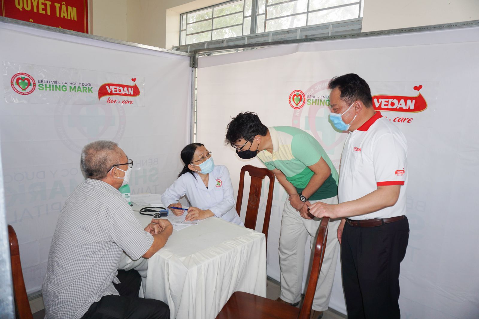 Lãnh đạo Vedan Việt Nam và bệnh viện Shing Mark đến thăm các bệnh nhân tại sự kiện