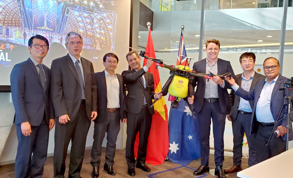 Tổng giám đốc DroneShield cùng Tổng lãnh sự Việt Nam tại Sydney và Giám đốc AVEGp/năm 2021