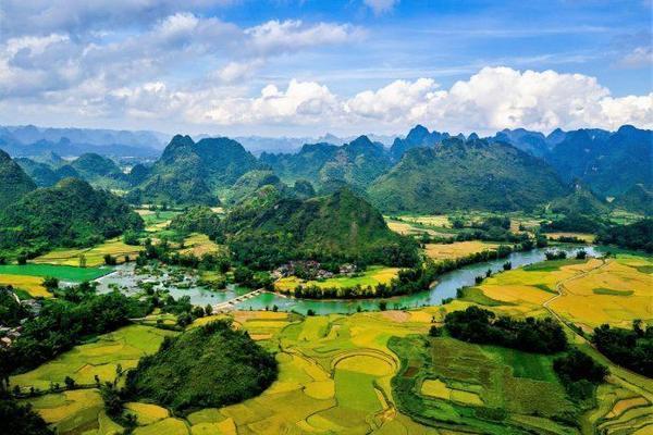 Liên kết và tạo sản phẩm chung chính là “chìa khóa” để du lịch Việt Bắc có những đột phá trong thời gian tới. Ảnh minh họa: Một góc tỉnh Cao Bằng