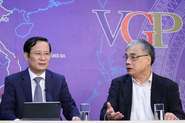 Chủ tịch VCCI Phạm Tấn Công và chuyên gia kinh tế Trần Đình Thiên - Ảnh: VGP/Nhật Bắc