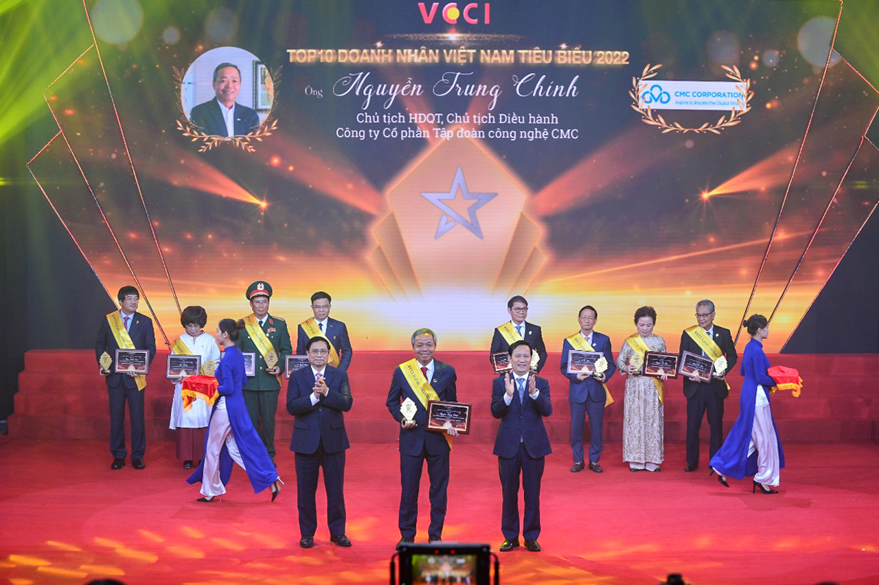 Ảnh 1: Ông Nguyễn Trung Chính, Chủ tịch HĐQT/ Chủ tịch Điều hành Tập đoàn Công nghệ CMC được vinh danh “Top 10 doanh nhân Việt Nam tiêu biểu nhất”
