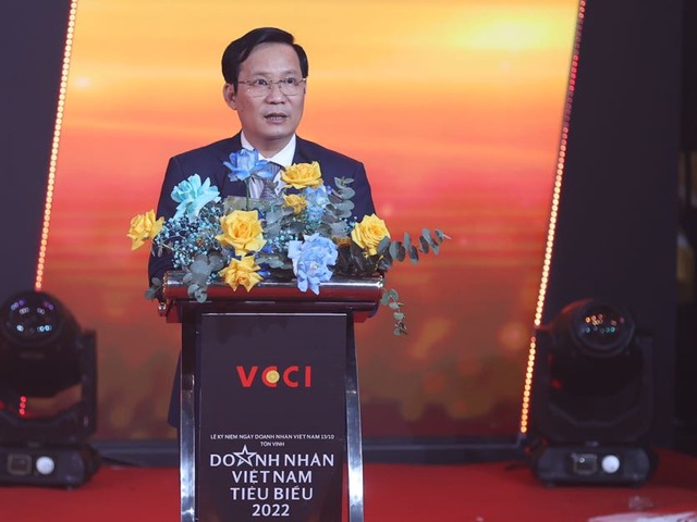 Ảnh 5: Chủ tịch VCCI Phạm Tấn Công phát biểu tại lễ trao giải Doanh nhân Việt Nam tiêu biểu 2022.