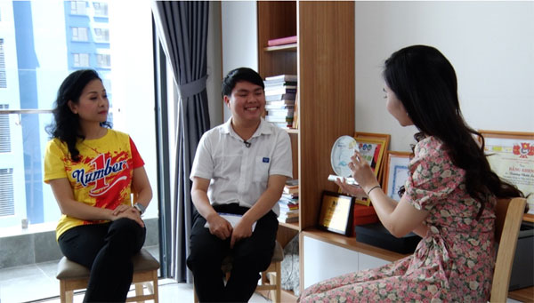 Phó Tổng giám đốc Tập đoàn Tân Hiệp Phát gửi lời động viên cùng phần quà ý nghĩa đến Trương Chấn Sang trong chương trình Nối trọn yêu thương