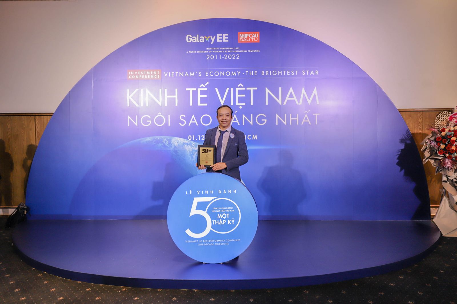 Ảnh 1: Ông Phạm Văn Trung, Tổng giám đốc CMC TSSG đã đại diện cho Tập đoàn Công nghệ CMC nhận giải thưởng “Top 50 công ty kinh doanh hiệu quả nhất Việt Nam”.