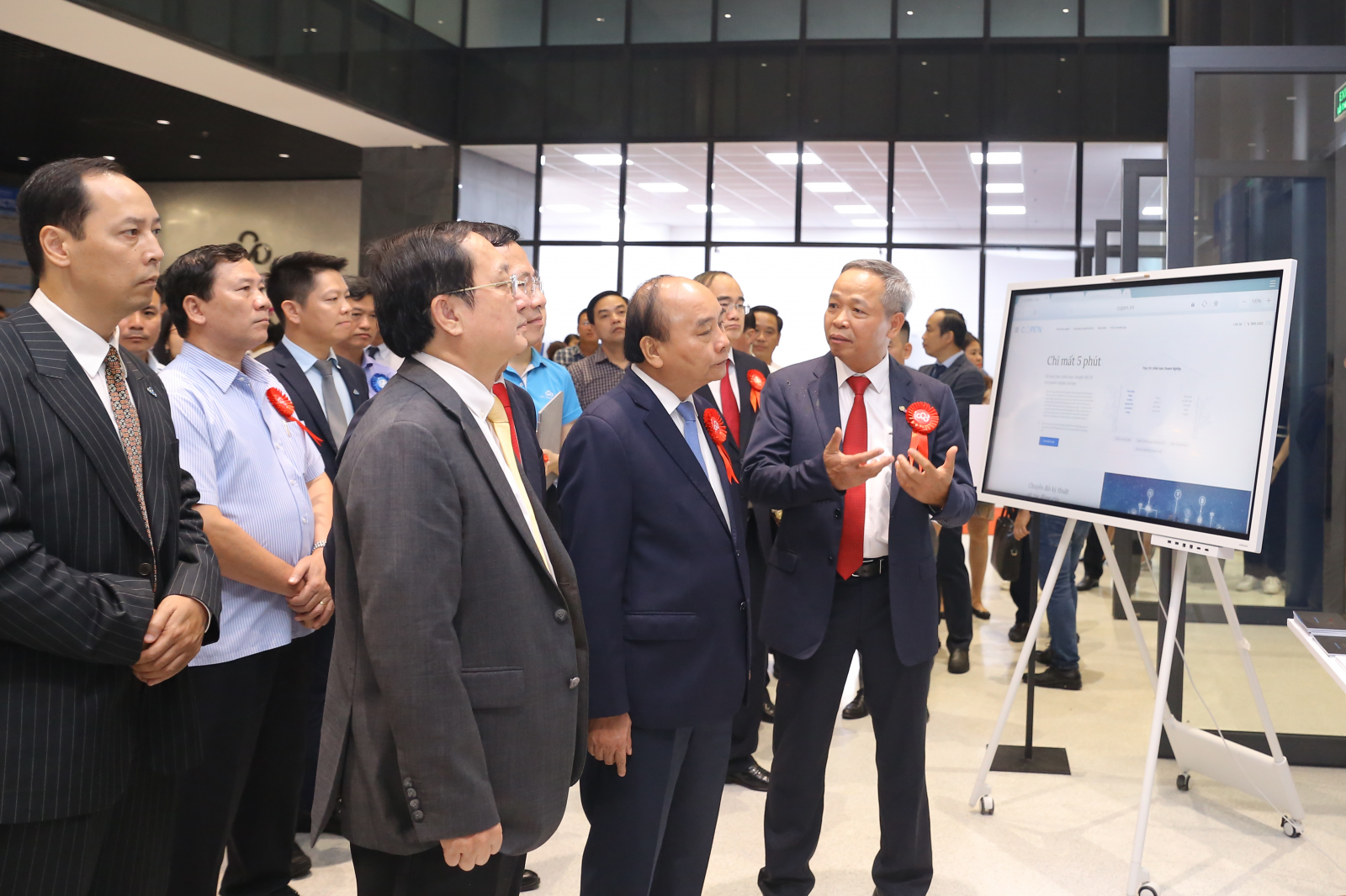 Chủ tịch CMC Nguyễn Trung Chính giới thiệu các giải pháp chuyển đổi số của CMC với Chủ tịch nước tại Lễ khai trương CMC Data Center Tân Thuận tháng 8/2022