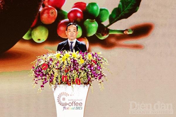 Phó Thủ tướng Chính phủ Trần Lưu Quang đề nghị địa phương tiếp tục nâng cao chất lượng sản phẩm, chú trọng quảng bá thương hiệu cây cà phê ra thế giới.