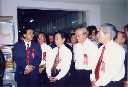 Từ trái sang: Ông Nguyễn Trung Chính; Ông Phan Diễn, nguyên Ủy viên Bộ Chính trị khóa VIII và IX, thường trực Ban Bí thư khóa IX; Ông Hoàng Văn Nghiên, nguyên Chủ tịch UBND Tp. Hà Nội; và ông Đỗ Trung Tá, nguyên Bộ trưởng Bộ TTTT, tới dự lễ khai trương nhà máy sản xuất máy tính CMS năm 2003