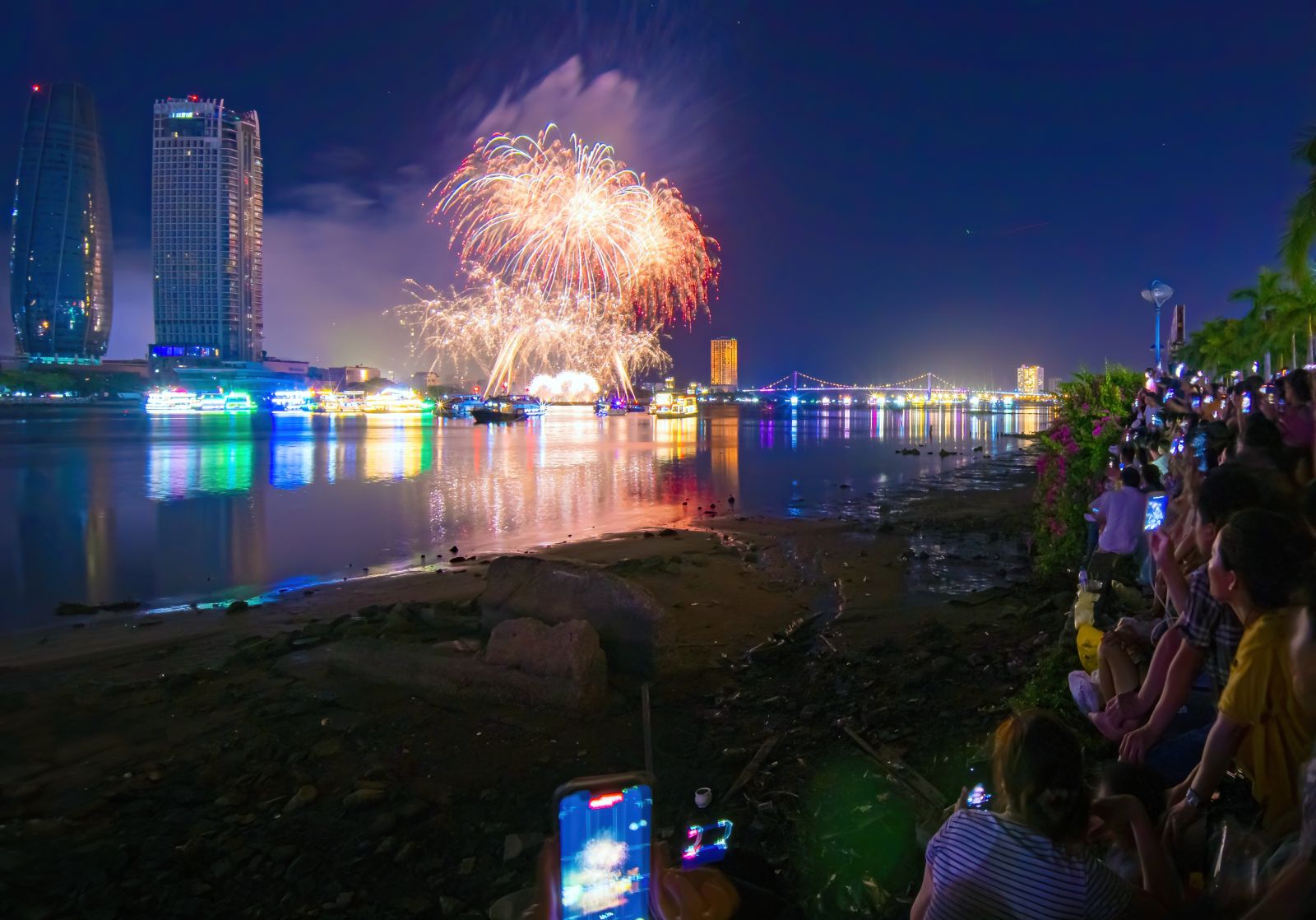 Đông nghẹt khán giả thưởng thức pháo hoa trên các con phố Đà Nẵng